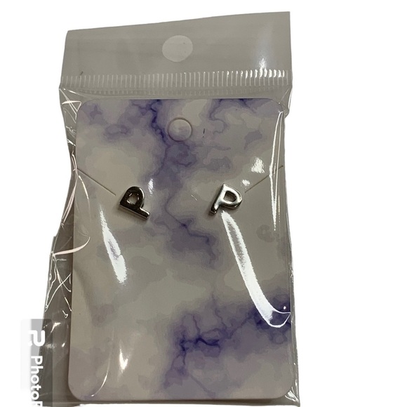 Silver p initial earrings - Picture 3 of 3